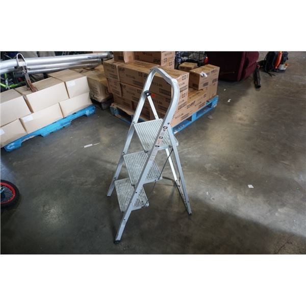 3 STEP FOLDING LADDER