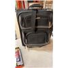Image 2 : 2 BLACK AND DECKER MARKSMAN DISTANCE MEASURERS AND TRACKER LUGGAGE BAG