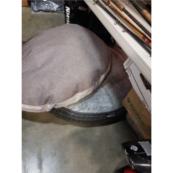 2 LARGE CIRCULAR PET BEDS