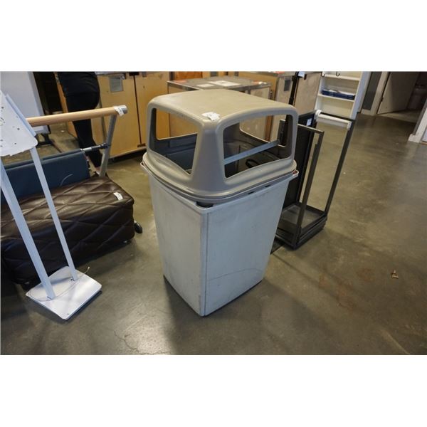 COMMERCIAL 4 WAY RUBBERMAID GARBAGE CAN