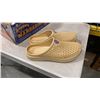 Image 2 : 6 PAIRS NEW SIZE 49 GARDEN CLOGS