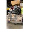 Image 5 : 3 TRAY SOF NEW BANDANAS, SHIRTS AND SLIPPERS, PLANTER HOLDER AND METAL STAND