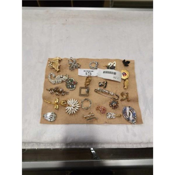 LOT OF PINS AND BROOCHES