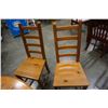 Image 5 : OAK DINING TABLE WITH 4 PINE CHAIRS