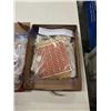 Image 3 : VINTAGE TABLE RUNNER AND COLLECTION OF DOILIES