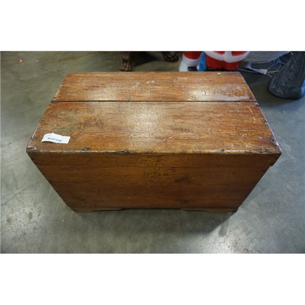 VINTAGE WOOD TRUNK