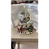 Image 2 : LARGE CHRISTMAS HOLIDAY WATERGLOBE WITH REVOLVING BASE