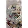Image 3 : LARGE CHRISTMAS HOLIDAY WATERGLOBE WITH REVOLVING BASE