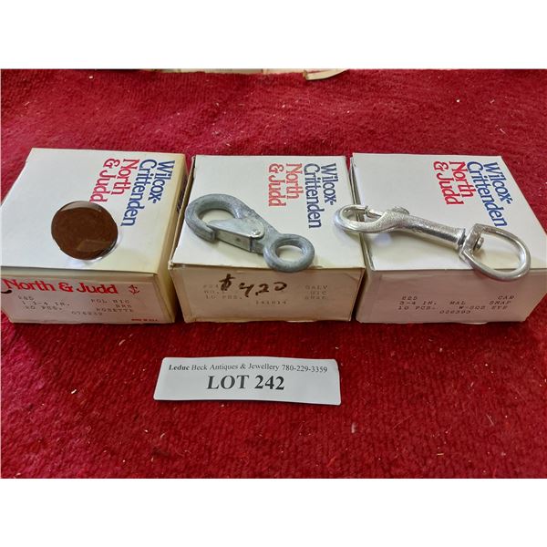10 galvanized snaps, 10 swivel snaps, 20 polished nickel rosettes