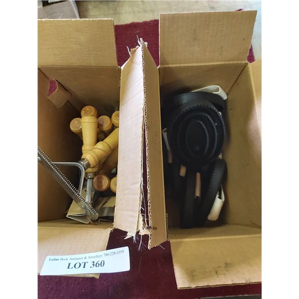 Shedding Brushes (1 box) & Curry Combs