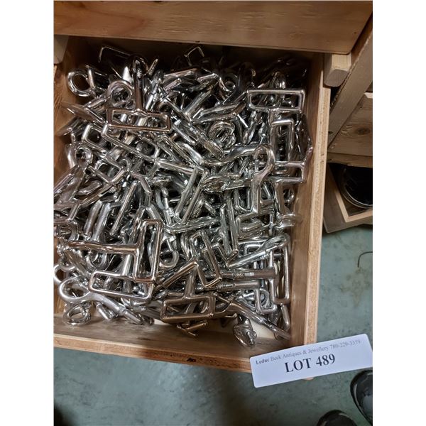 Massive drawer of blanket snaps