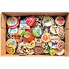 Image 1 : 16)  LOT OF OVER 100 VINTAGE BUTTONS.