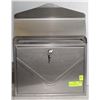 Image 1 : STAINLESS STEEL LOCKING MAILBOX WITH KEYS