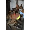 Image 1 : LOT OF GRINDER AND TIRE REPAIR VICE.