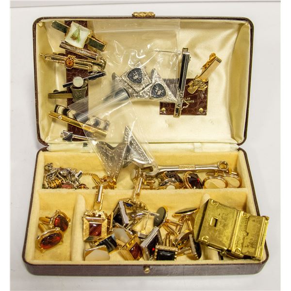 DISPLAY OF MATCHING CUFFLINK SETS