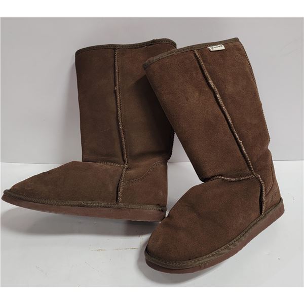 PAIR OF GROOVE BROWN WINTER BOOTS SIZE 9