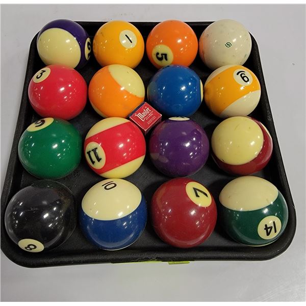 SET OF POOL TABLE BALLS