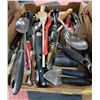 Image 1 : FLAT OF ASSORTED KITCHEN UTENSILS