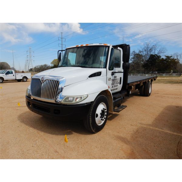 2004 INTERNATIONAL 4300 Flatbed Truck
