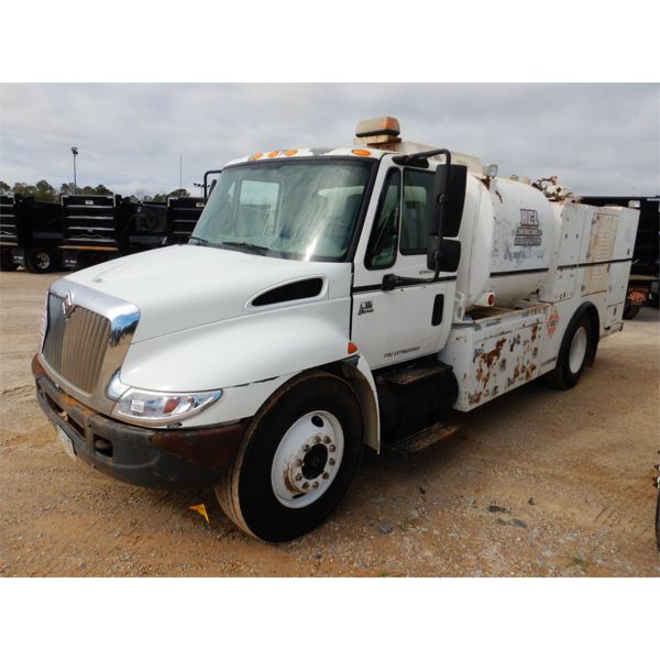 2004 INTERNATIONAL 4300 Fuel / Lube Truck