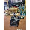 Image 7 : Clock Water Fountain with Lion - Wooden Barrel on Stand - Ceramic Hedgehogs - Knickknacks