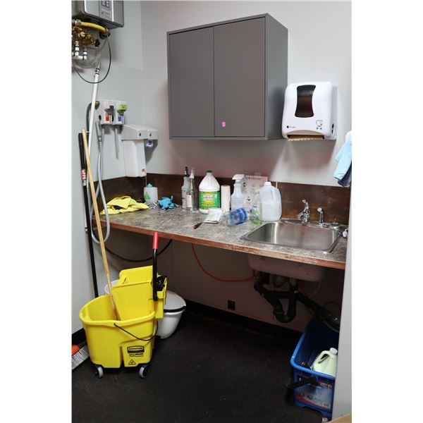 LARGE LOT OF CLEANING & MISC: INCLUDES MOP BUCKET,