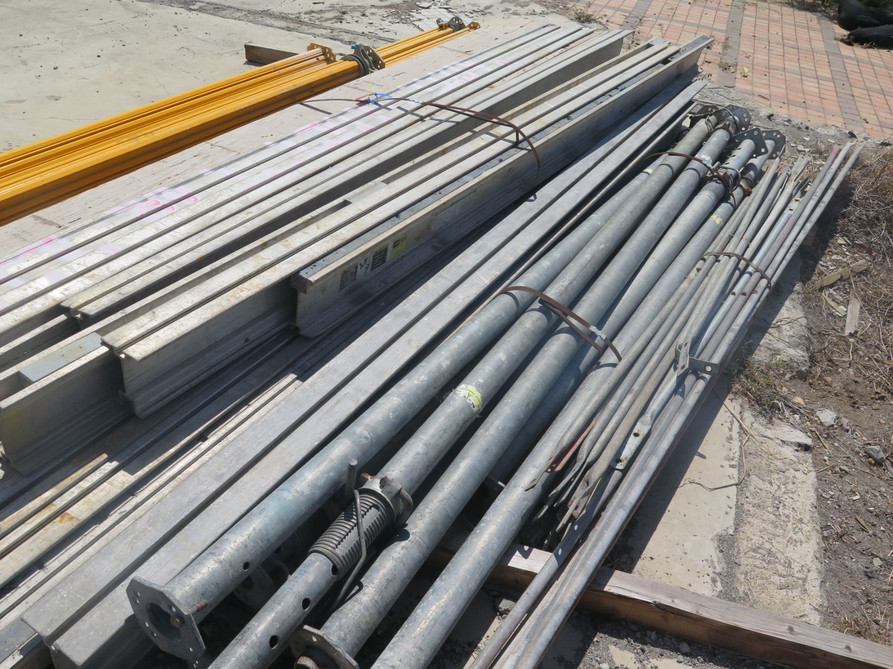 Qty 3 Bundles PERI Multiprop 620 Slab Props, I-Beams, Footed Pipe, etc