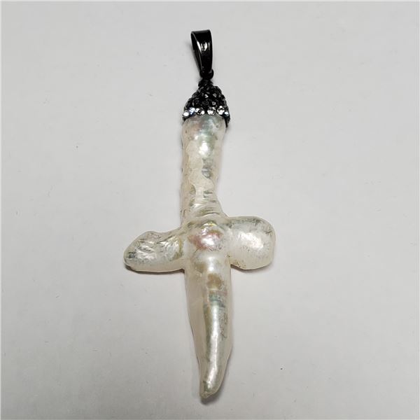 FREEFORM PEARL PENDANT