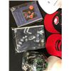 Image 2 : SPORTS COLLECTIBLES LOT