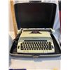 Image 1 : Celebrity power 12 electric typewriter in case