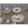 Image 2 : 28 Pcs Tudor Rose 22 KT Gold "Georgian China" Made in USA