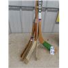 Image 3 : 5 Hockey Sticks & 2 Curling Brooms