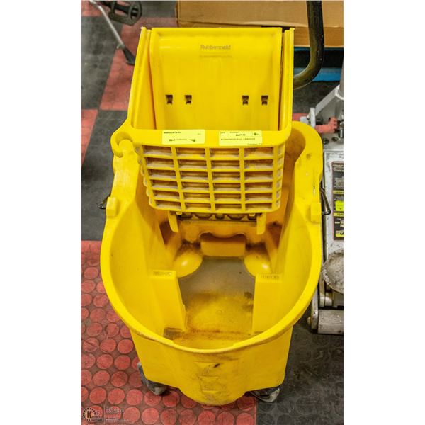 RUBBERMAID PAIL + WRINGER