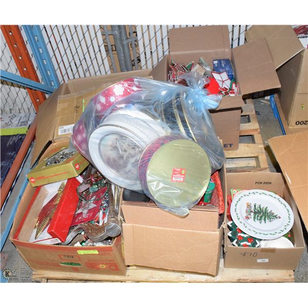 LARGE LOT OF CHRISTMAS DECORATIONS