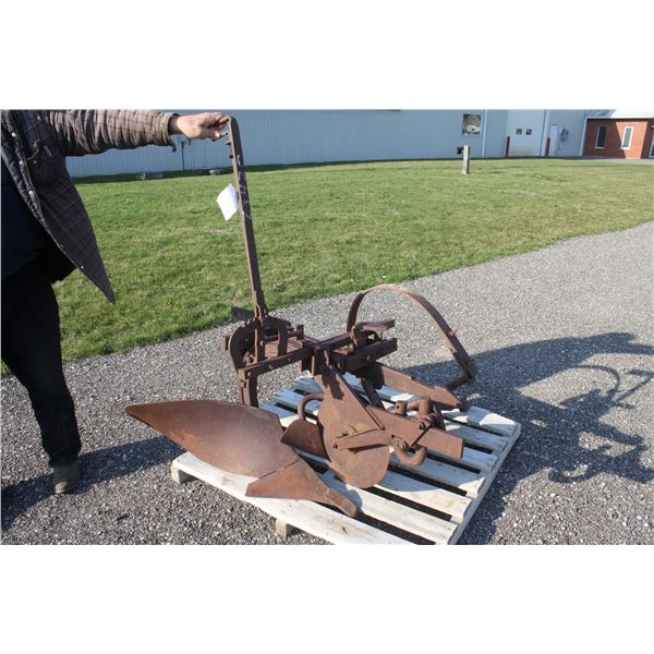 IH 1 furrow plow and a fast hitch potatoe blade to fit Farmall 140