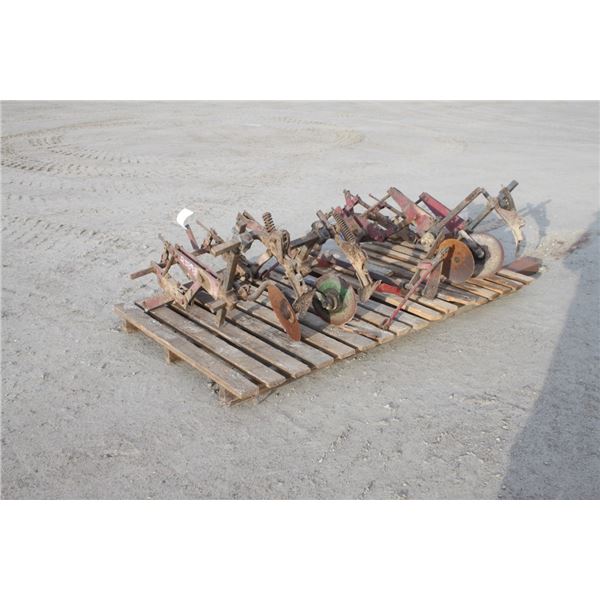 IH 2 row mounted cultivator attachment, from retiring tobbacco farmer