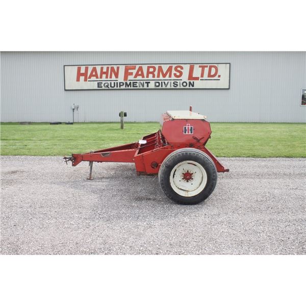 IH 510 16 run seed drill, dry fertilizer, rear grass box