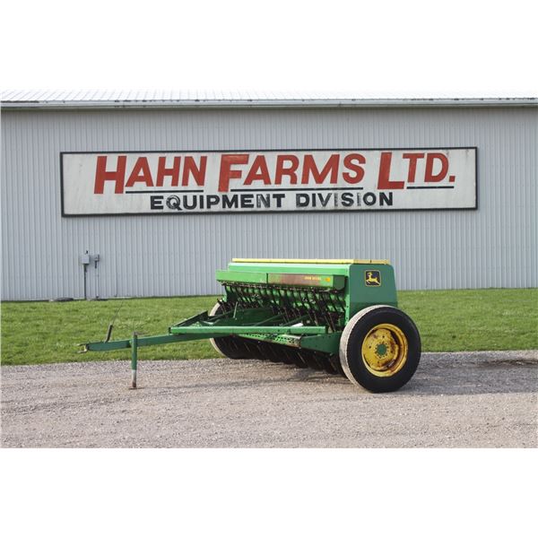 JD 8200 18 run drill, double disc, grassbox
