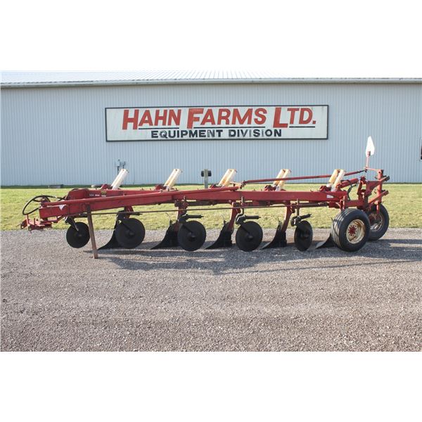 IH 720 5 furrow semi-mount plow, auto reset