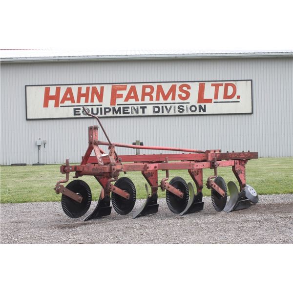 MF 82, 4 furrow plow, 3 pth