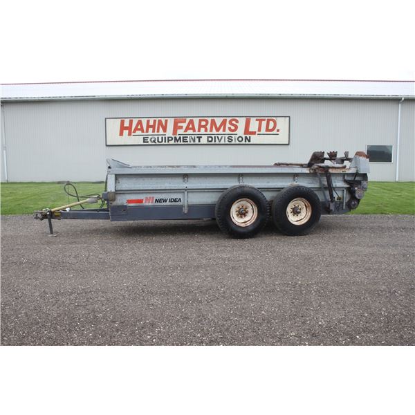 New Idea 3639 tandem manure spreader, hydraulic end gate, poly floor, top beater