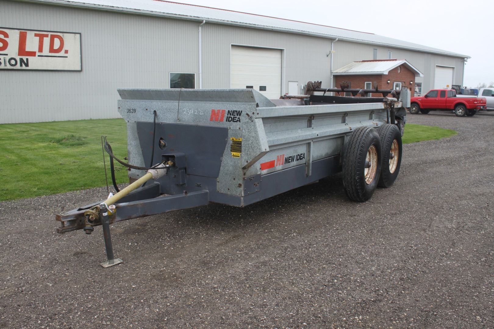 New Idea 3639 tandem manure spreader, hydraulic end gate, poly floor