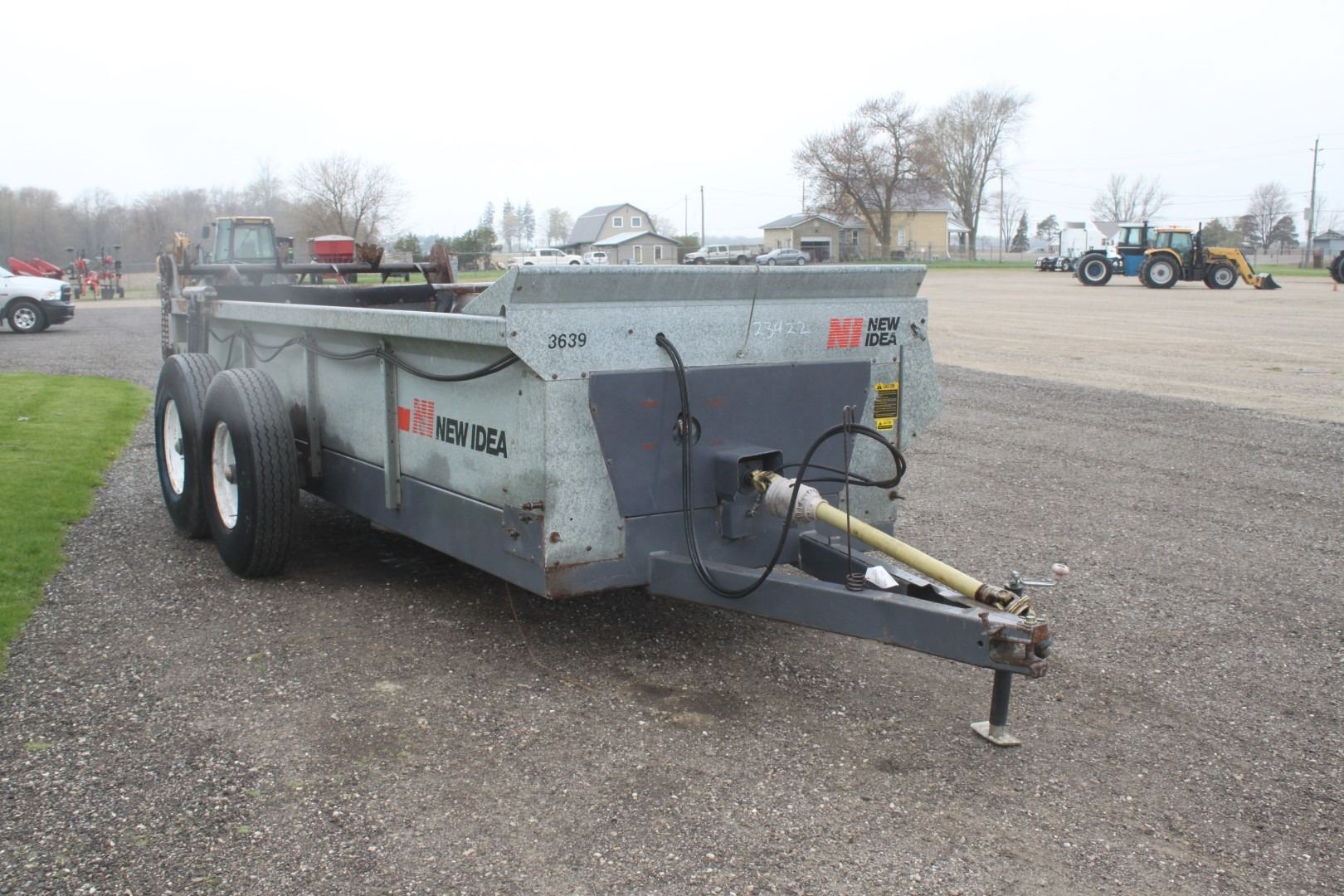New Idea 3639 tandem manure spreader, hydraulic end gate, poly floor