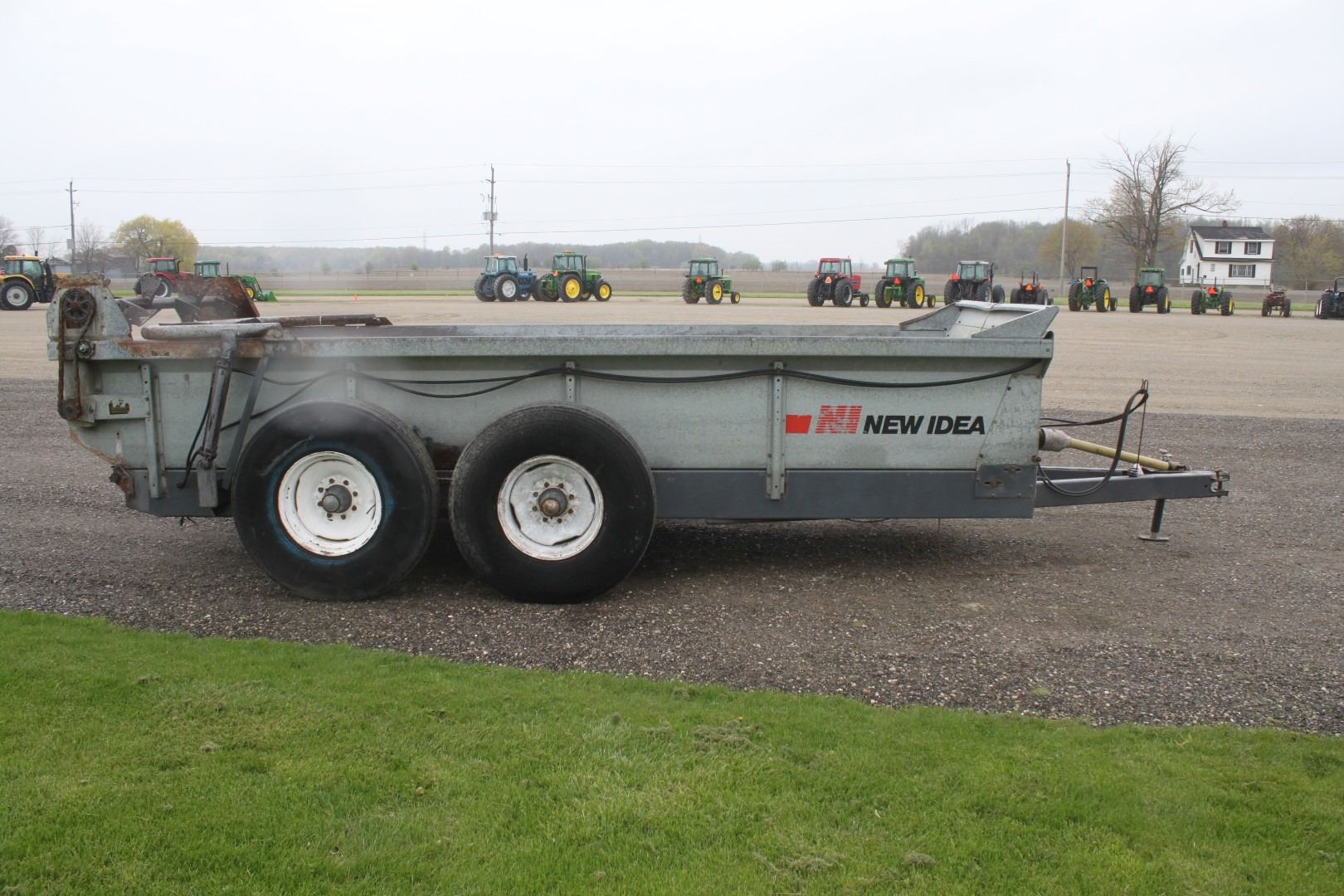 New Idea 3639 tandem manure spreader, hydraulic end gate, poly floor
