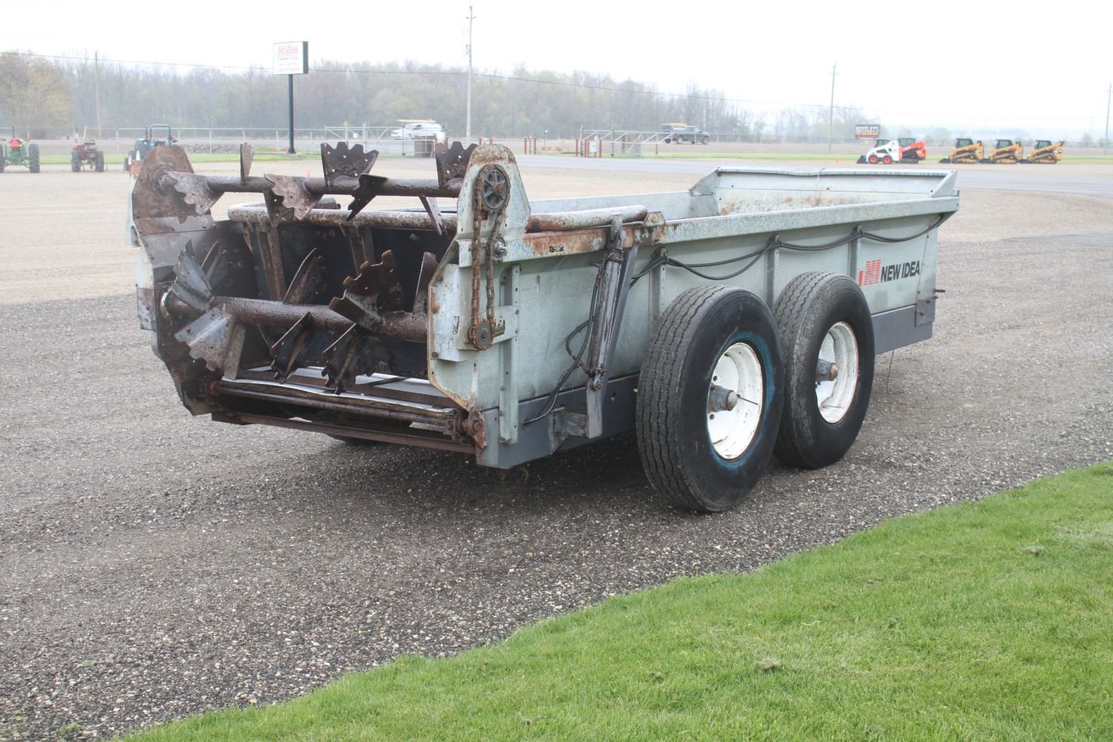 New Idea 3639 tandem manure spreader, hydraulic end gate, poly floor