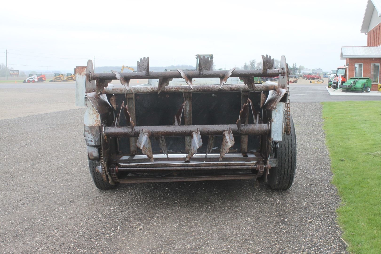 New Idea 3639 tandem manure spreader, hydraulic end gate, poly floor