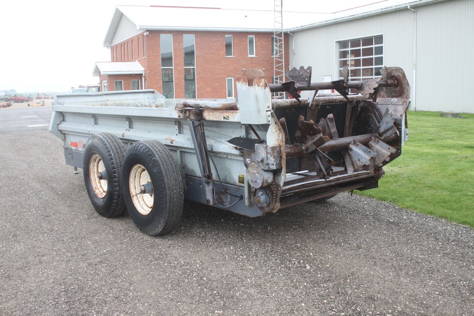 New Idea 3639 tandem manure spreader, hydraulic end gate, poly floor