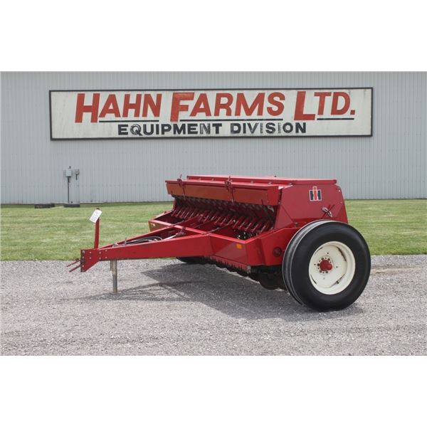 IH 5100 18 run seed drill, grass box, fert