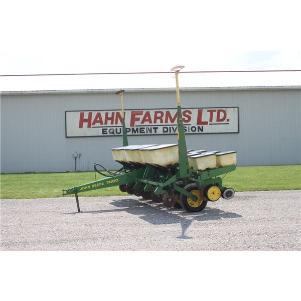 JD 7000 6 row Max Emerge corn planter, dry fertilizer, Keaton seed firmers, 30" spacing, Precision m