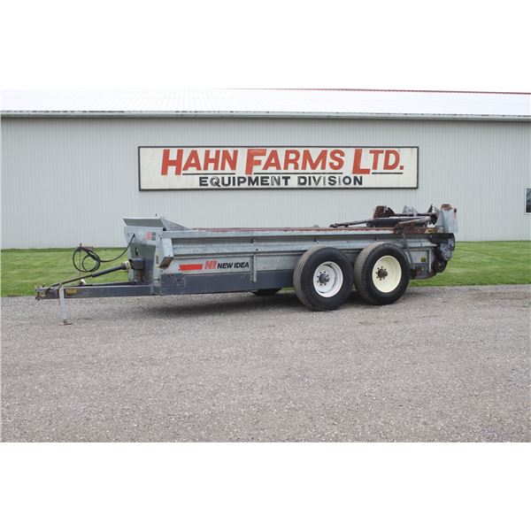 New Idea 3632 tandem axle manure spreader, hydraulic end gate, poly floor, top beater